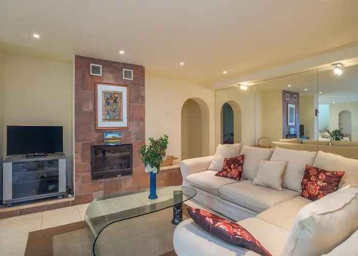 At The וילה מארבלה